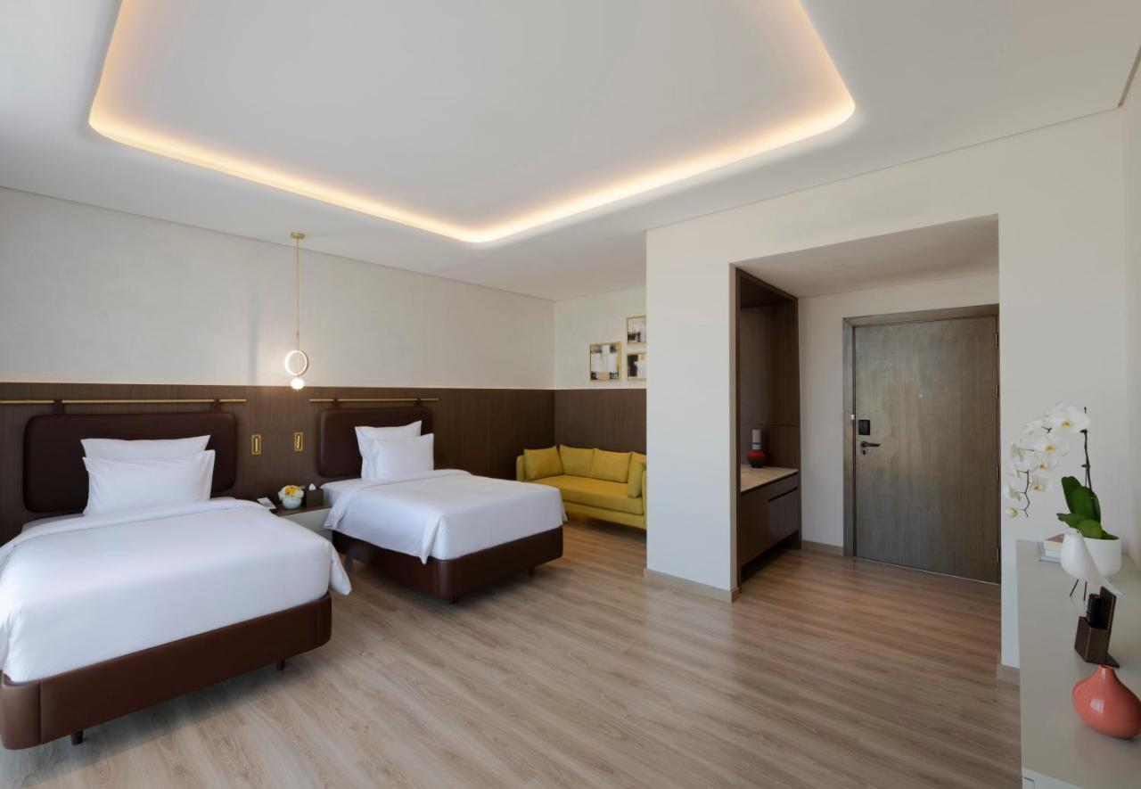 Movenpick Jumeirah Village Triangle Дубай Экстерьер фото
