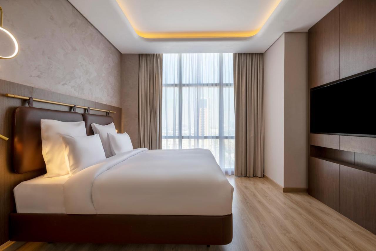 Movenpick Jumeirah Village Triangle Дубай Экстерьер фото A bedroom at the hotel