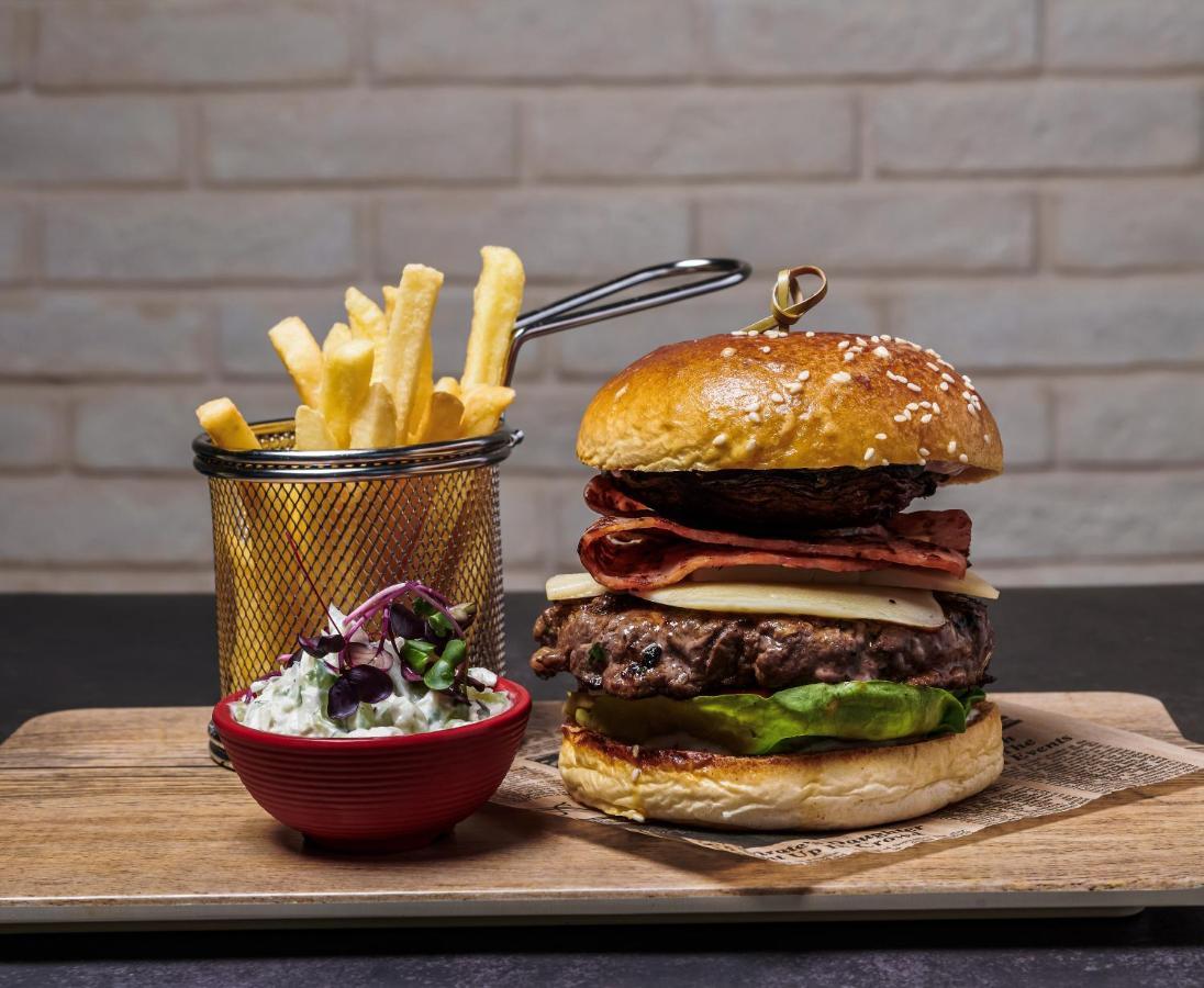 Movenpick Jumeirah Village Triangle Дубай Экстерьер фото A hamburger with chips