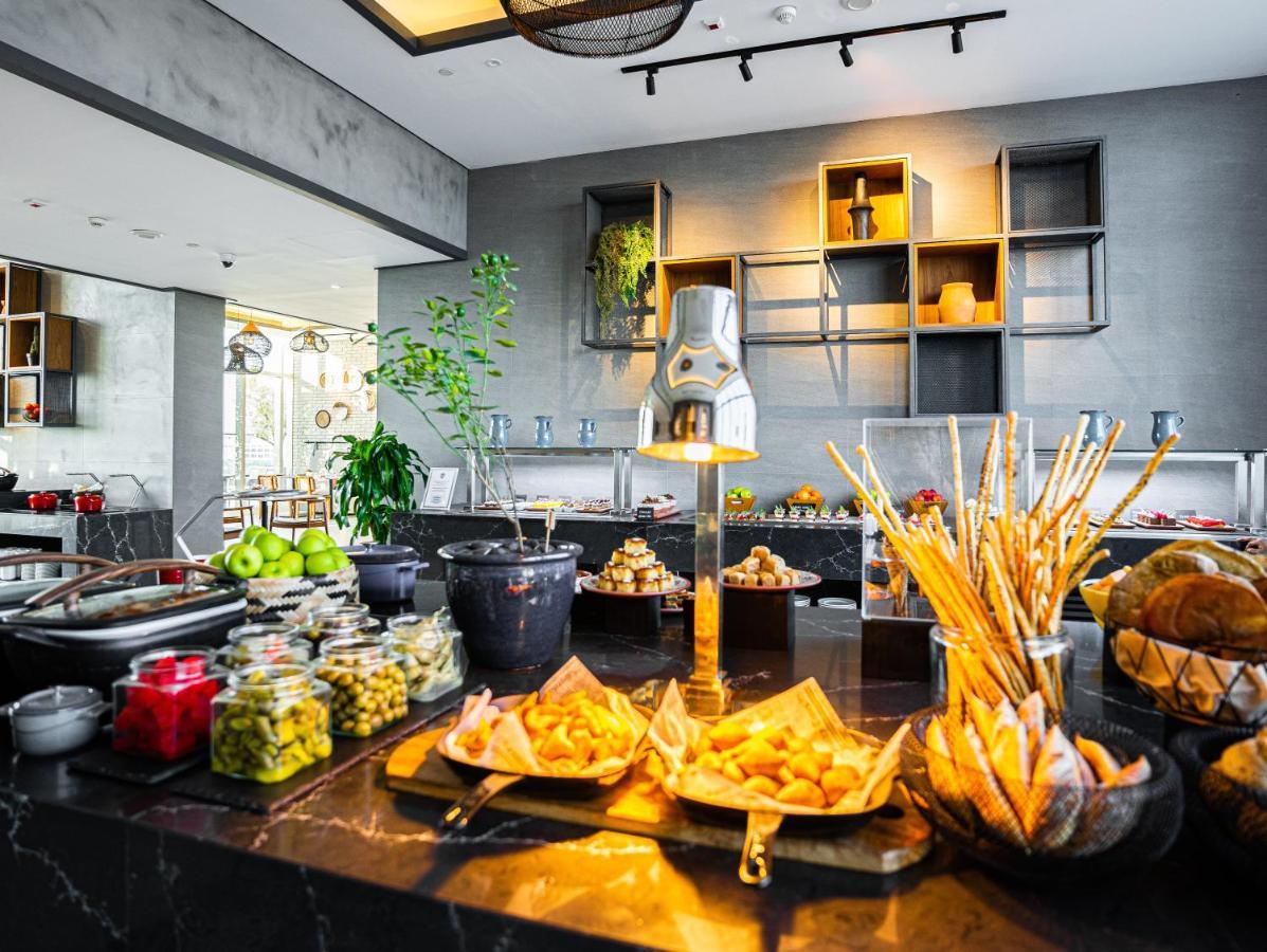 Movenpick Jumeirah Village Triangle Дубай Экстерьер фото The buffet at the restaurant