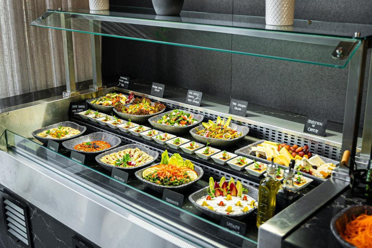 Movenpick Jumeirah Village Triangle Дубай Экстерьер фото A salad bar