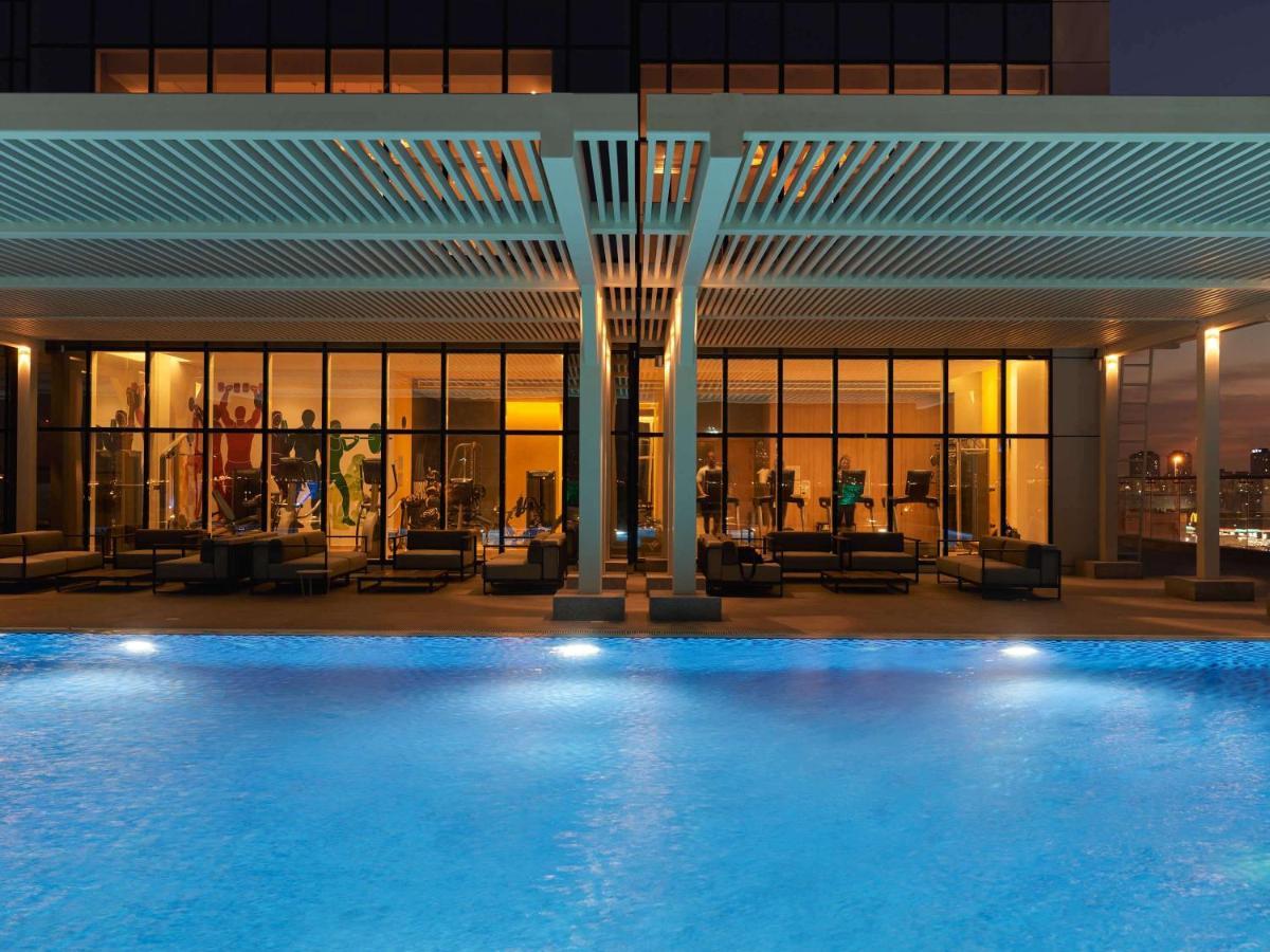 Movenpick Jumeirah Village Triangle Дубай Экстерьер фото The swimming pool at the hotel