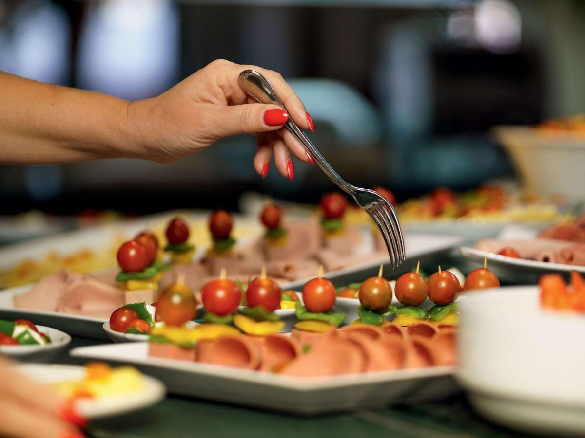 Movenpick Jumeirah Village Triangle Дубай Экстерьер фото A buffet