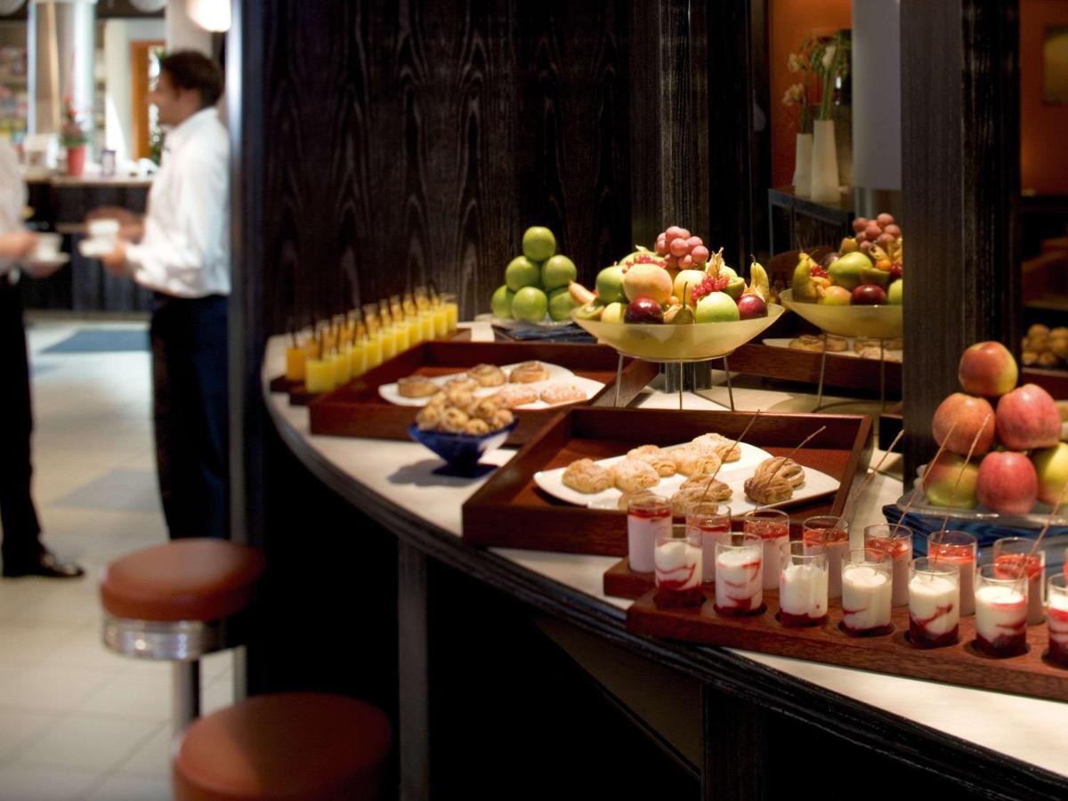 Movenpick Jumeirah Village Triangle Дубай Экстерьер фото A buffet at a hotel