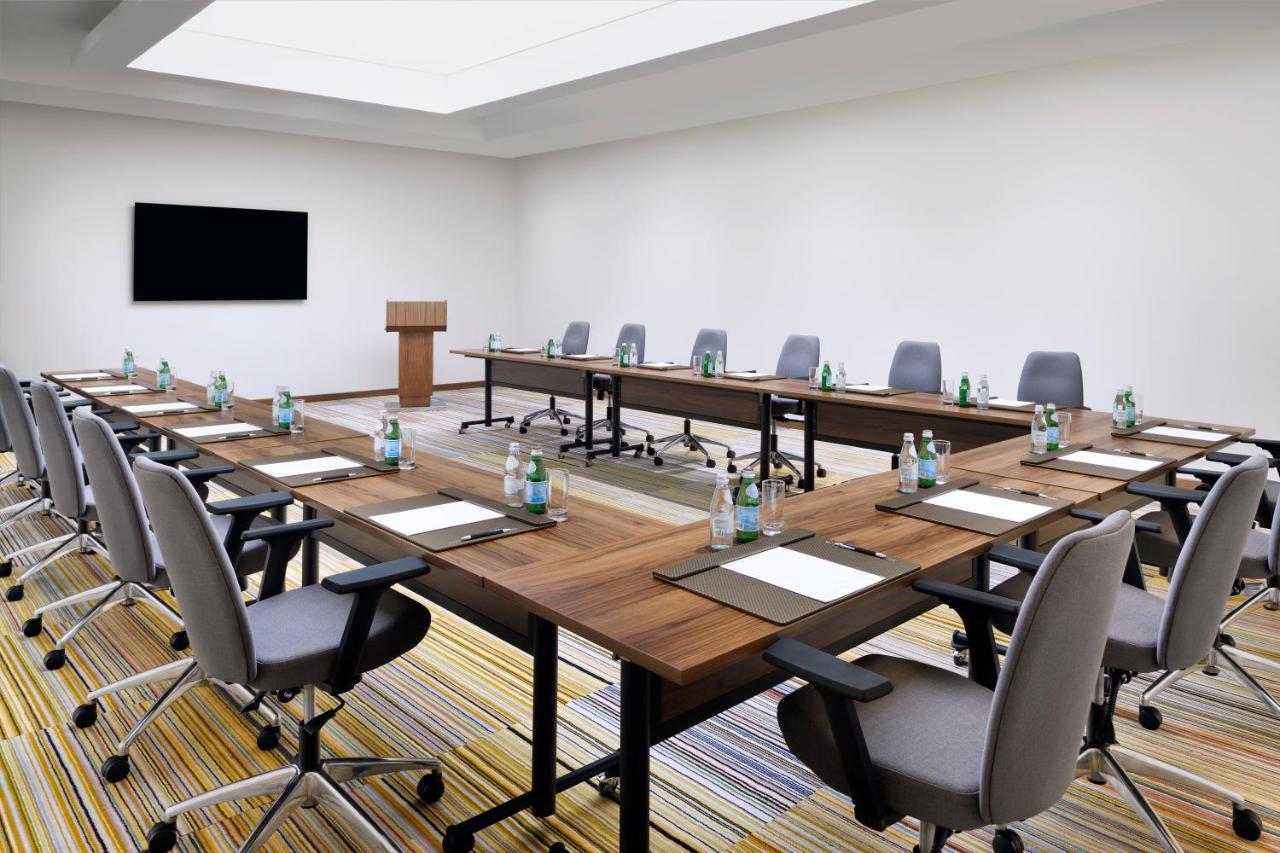 Movenpick Jumeirah Village Triangle Дубай Экстерьер фото Meeting room