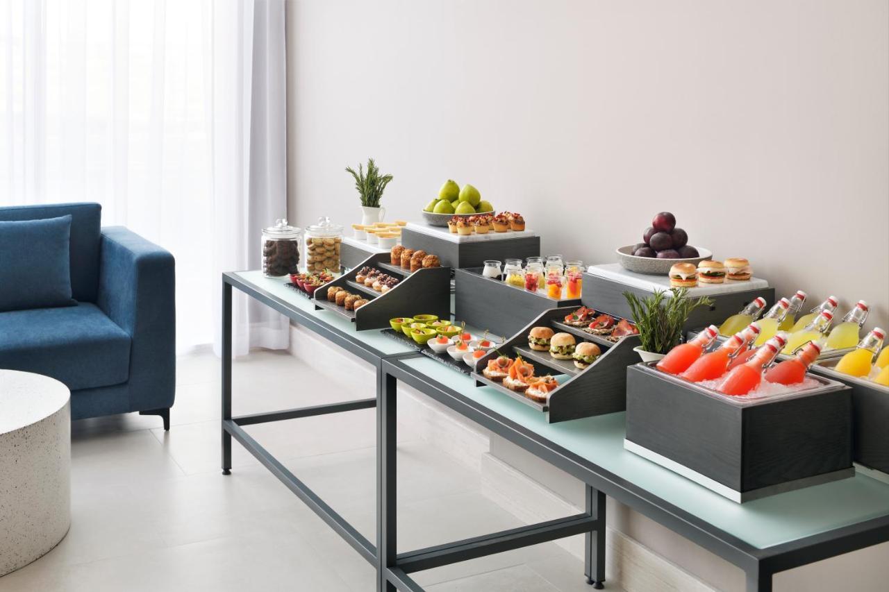 Movenpick Jumeirah Village Triangle Дубай Экстерьер фото A buffet table