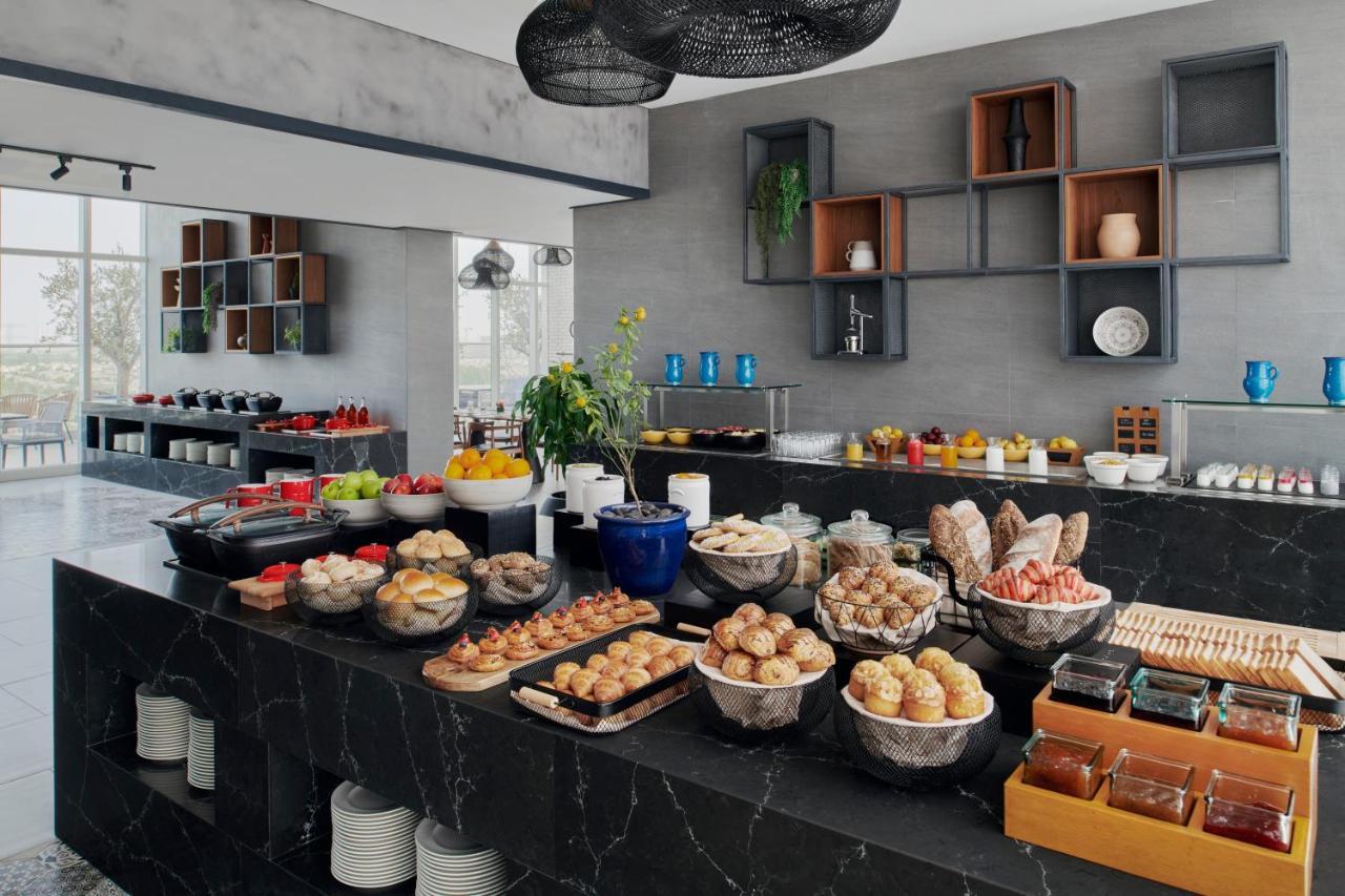 Movenpick Jumeirah Village Triangle Дубай Экстерьер фото A buffet at a hotel
